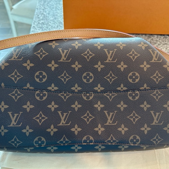 Louis Vuitton Rivoli MM - Picture 8 of 11